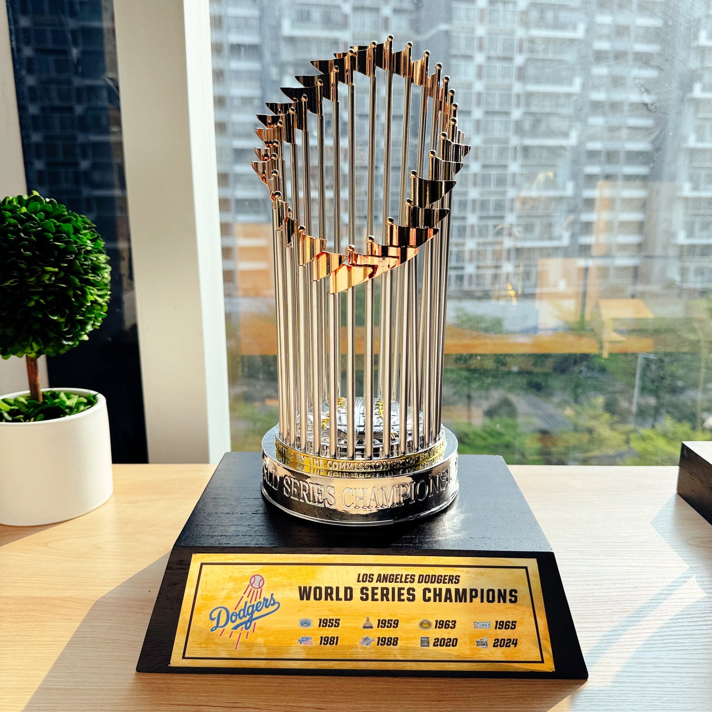 [MLB] Los Angeles Dodgers World Series Commissioner's Trophy 11.8"(30cm) With Wooden Base