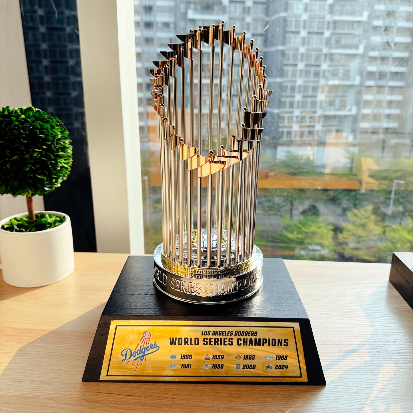 [MLB] Los Angeles Dodgers World Series Commissioner's Trophy 11.8"(30cm) With Wooden Base