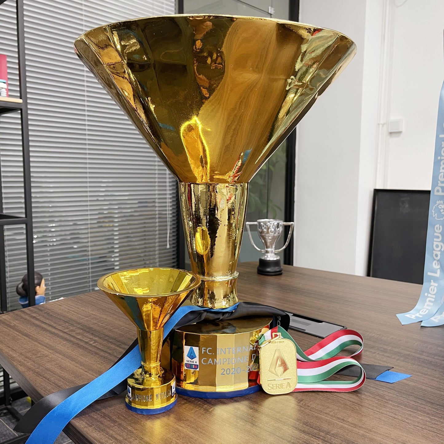 Italian Serie A The Scudetto Trophy(Indicate what ribbon you want)