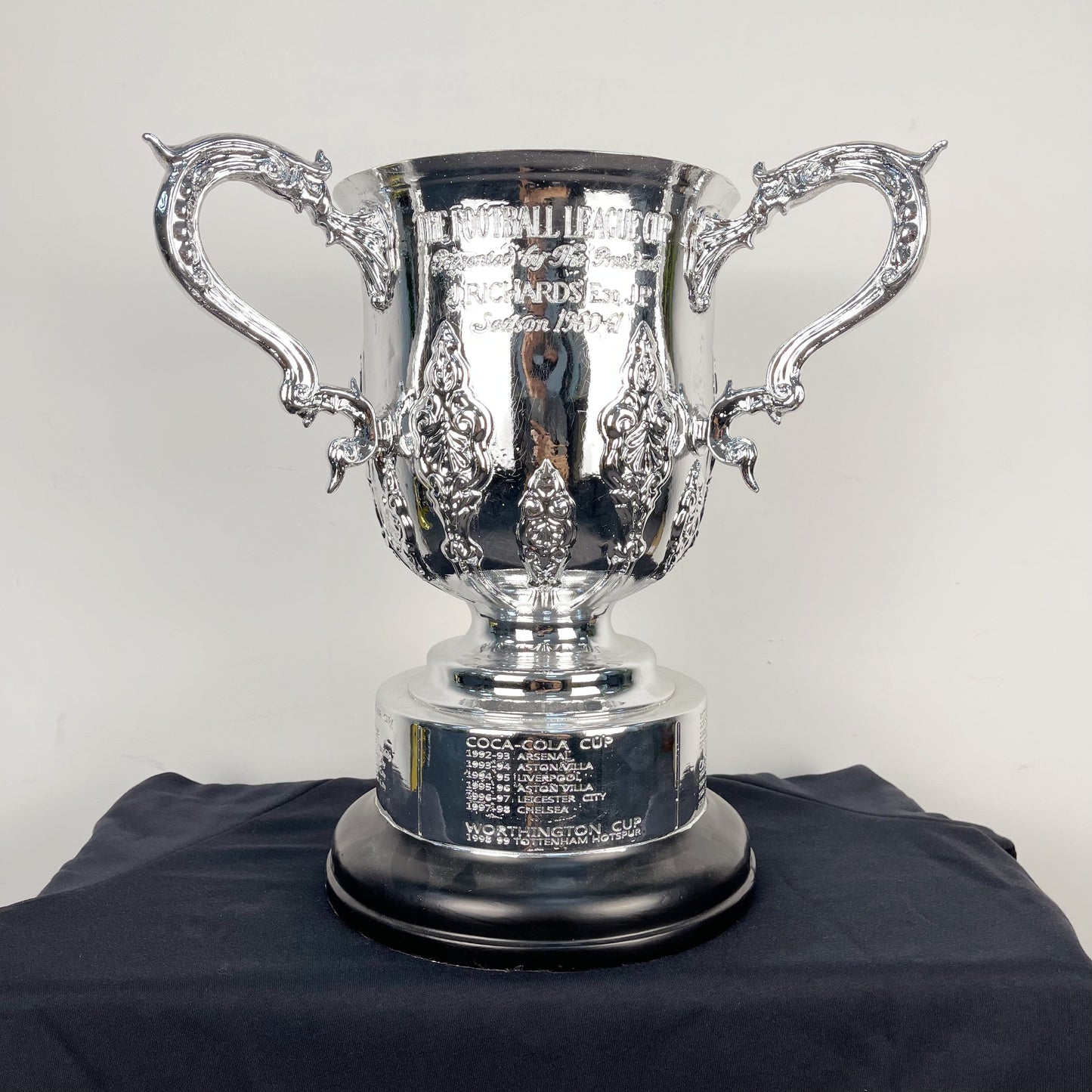 League Cup Carobao Trophy(Indicate what ribbon you want)